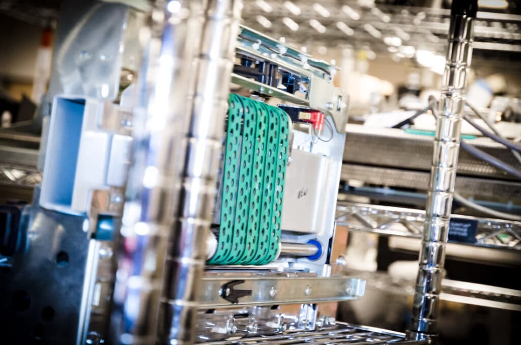 Close-up van een computermodule of printeronderdeel in een industriële rekconstructie