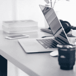 Administratief medewerker werkt op laptop aan bureau