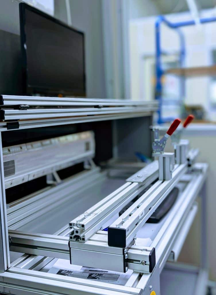 Aluminium profielconstructie met meetopstelling in technische werkruimte